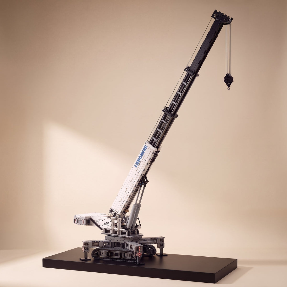 Mould King 17002 remote controlled crawler crane building set — photo 3 of 3