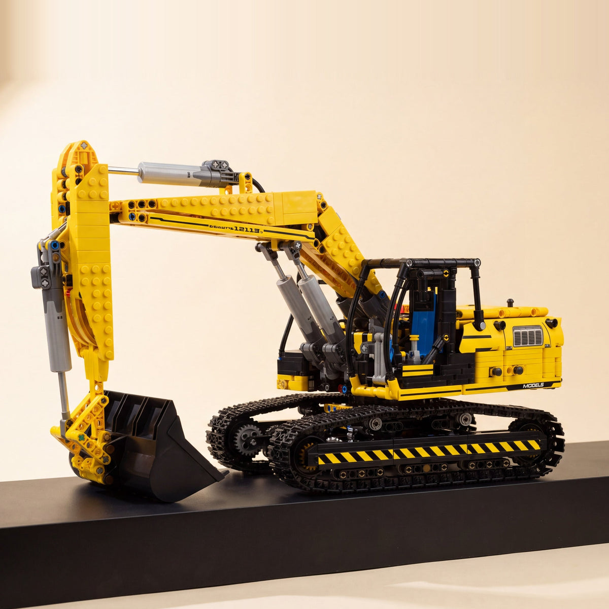 Mould King 17032 remote controlled mechanical excavator building set, yellow — photo 2 of 3