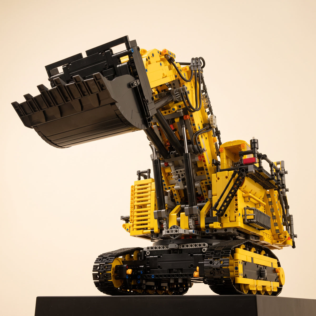 Mould King 17070 remote controlled mining excavator building set, yellow — photo 3 of 6