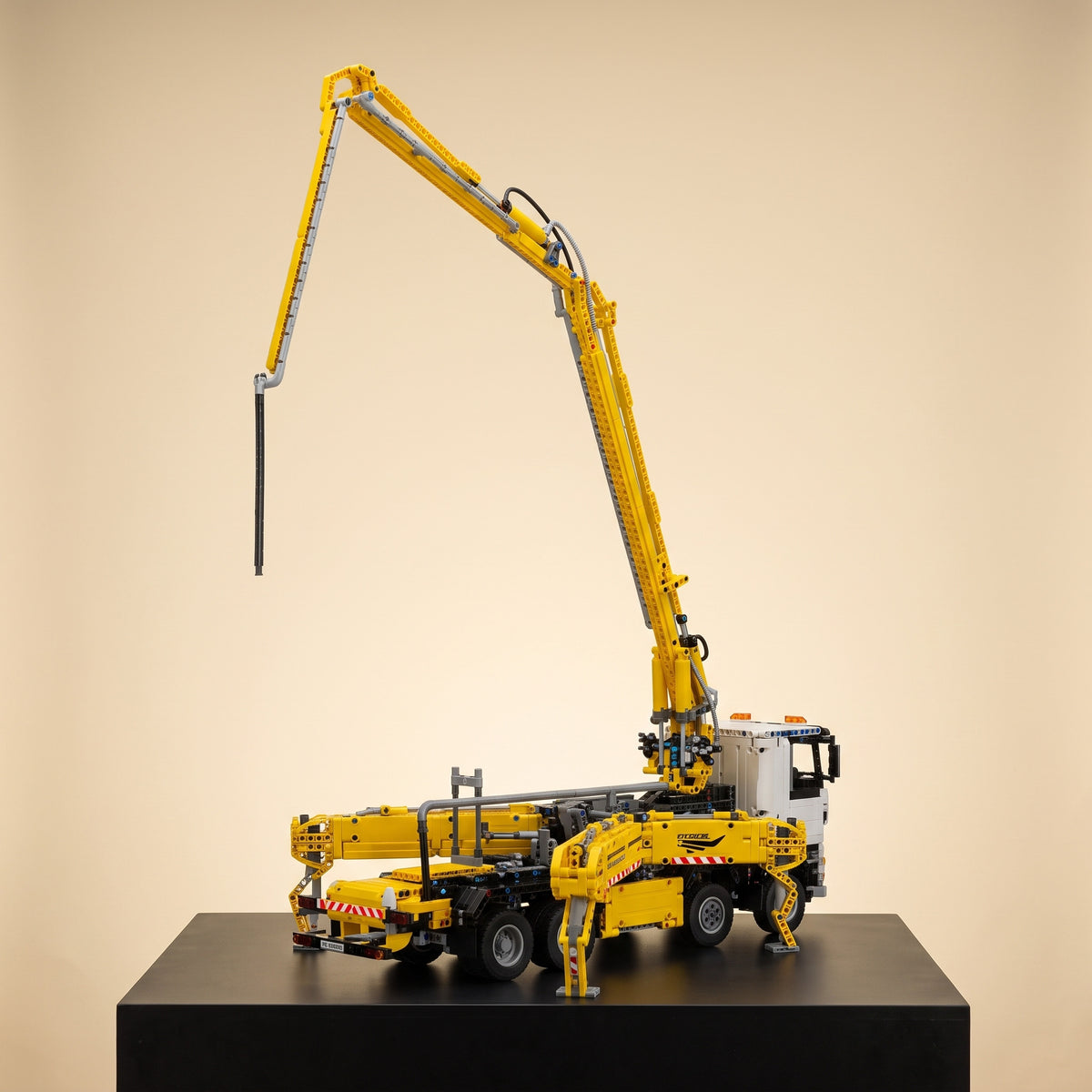 Mould King 19003 remote controlled pneumatic concrete pump truck building set — photo 3 of 3