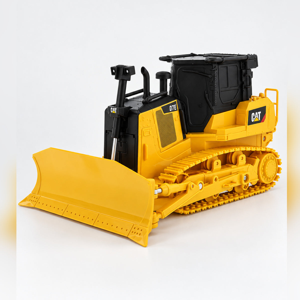 CAT D7E track-type tractor 1:35 RC — photo 3 of 8