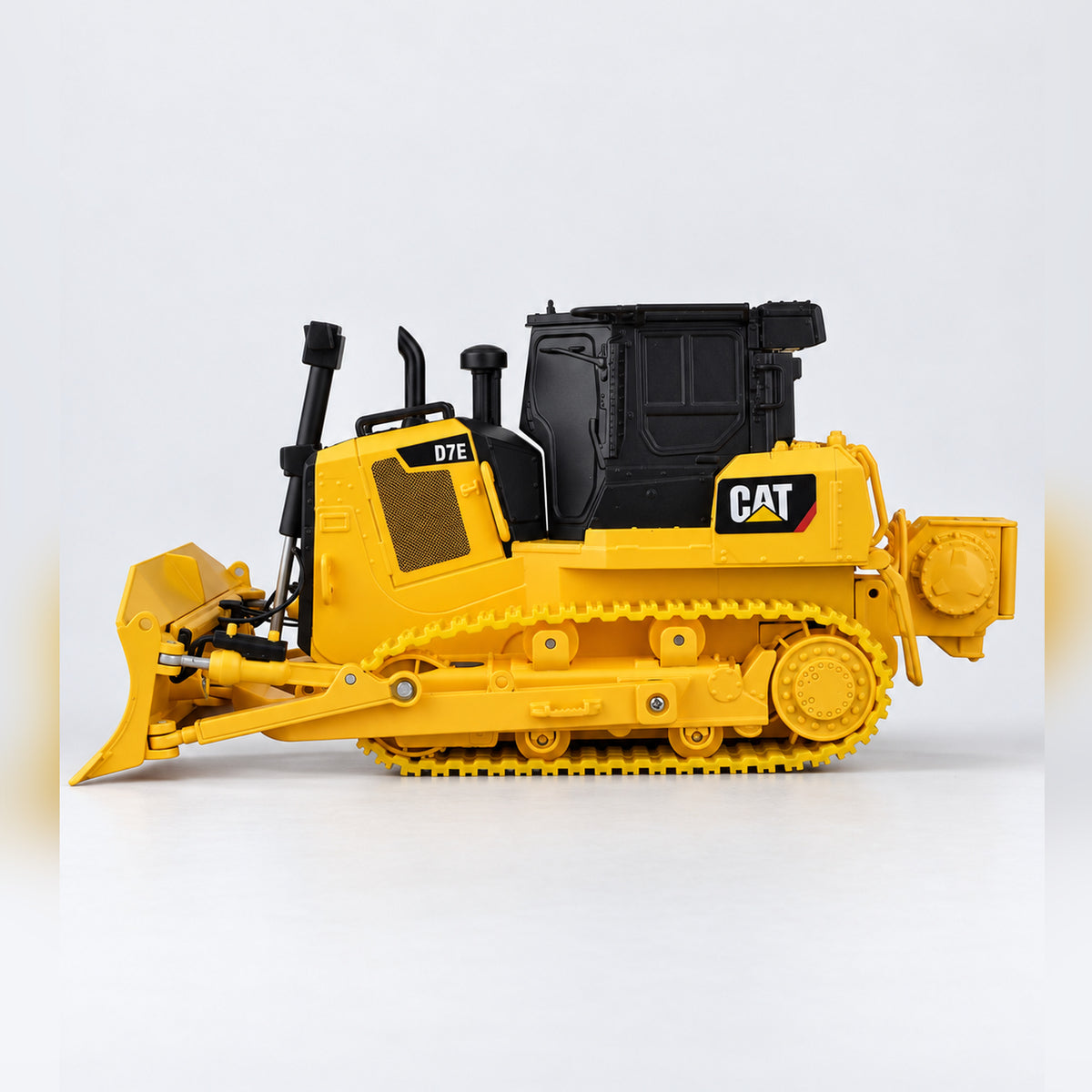 CAT D7E track-type tractor 1:35 RC — photo 4 of 8