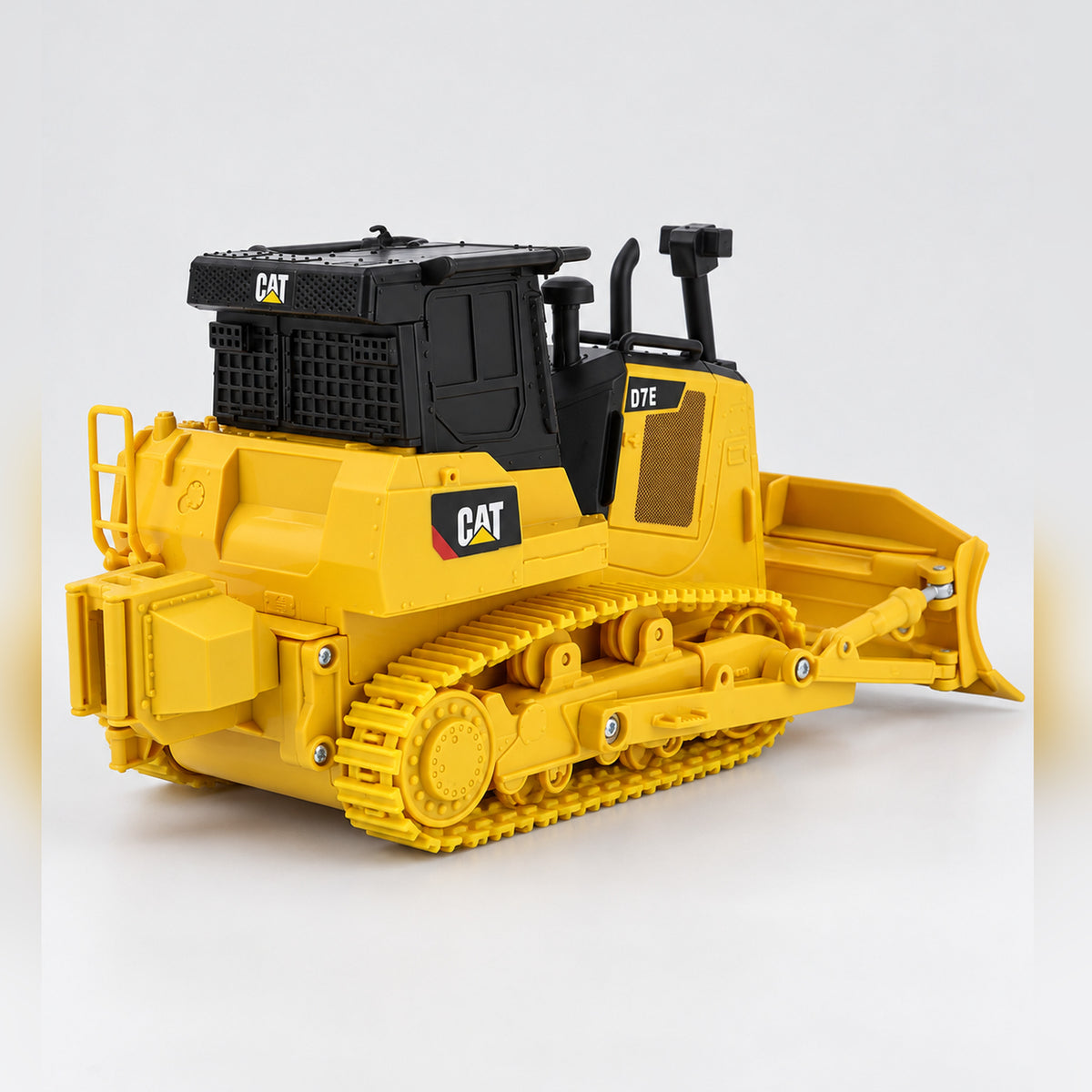 CAT D7E track-type tractor 1:35 RC — photo 5 of 8