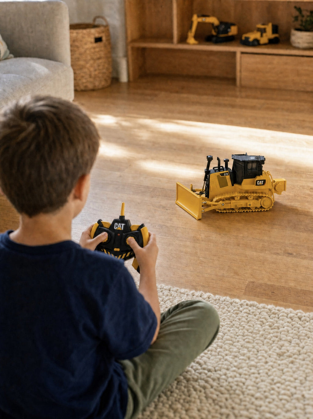 CAT D7E track-type tractor 1:35 RC — photo 7 of 8