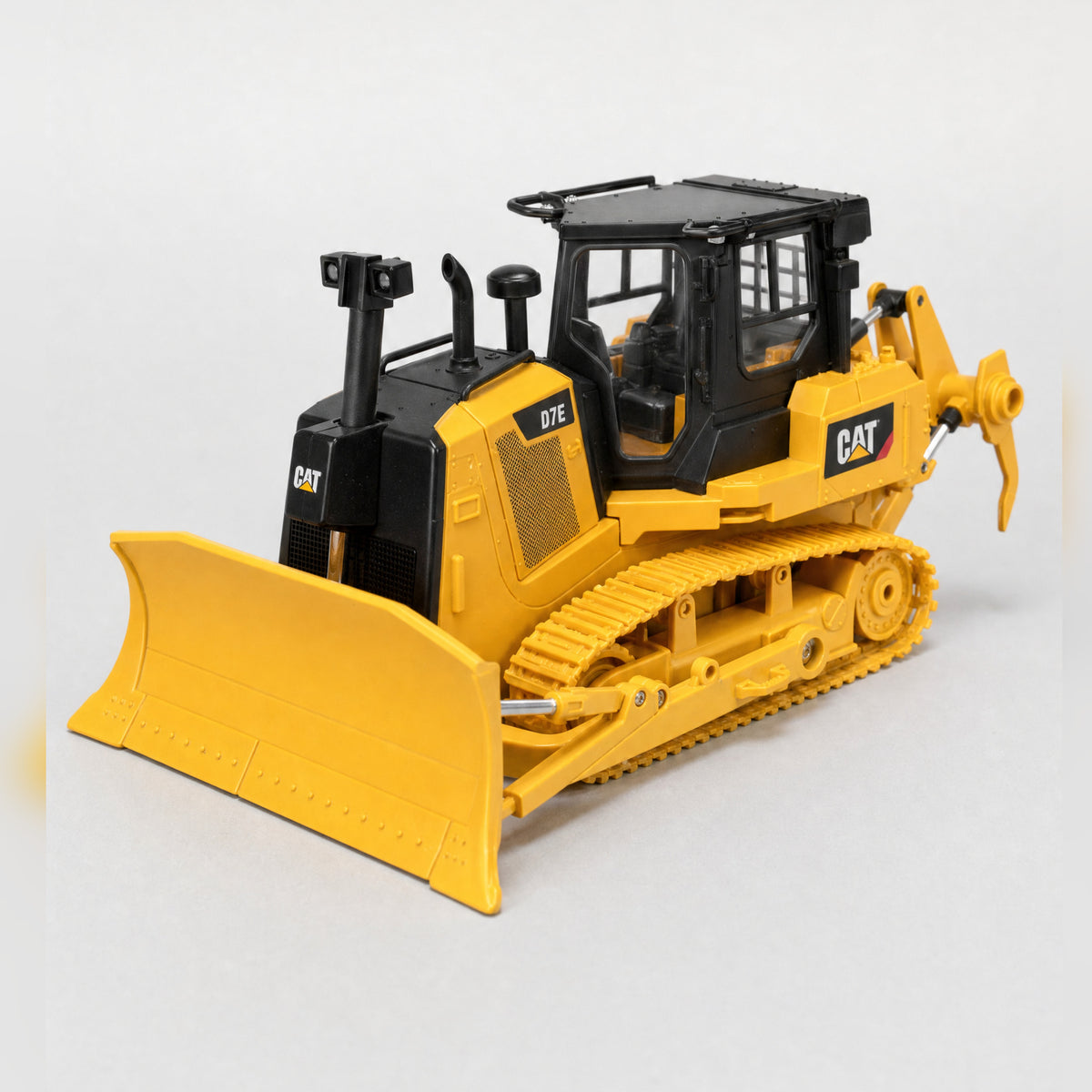 CAT D7E track-type tractor 1:24 RC — photo 3 of 7