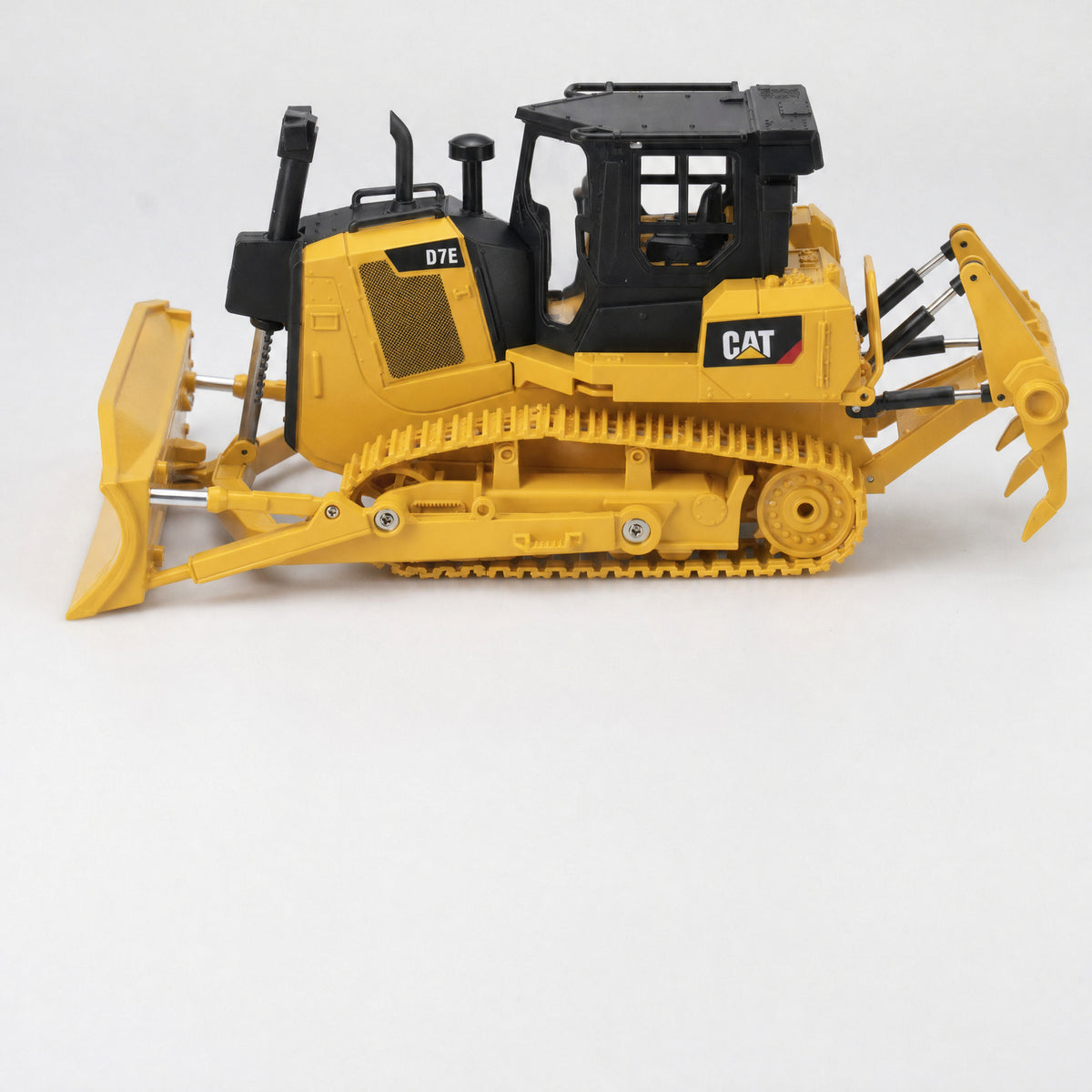 CAT D7E track-type tractor 1:24 RC — photo 4 of 7