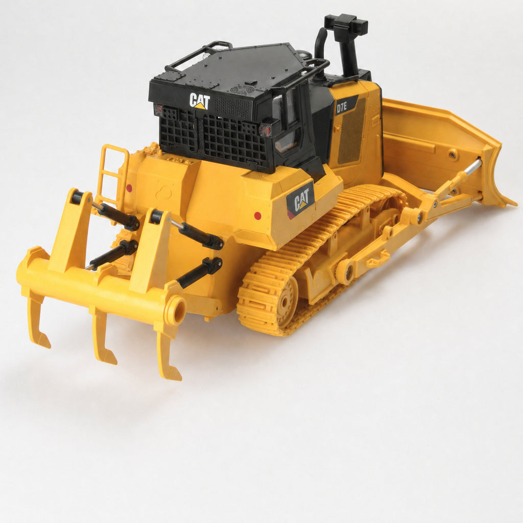 CAT D7E track-type tractor 1:24 RC — photo 5 of 7