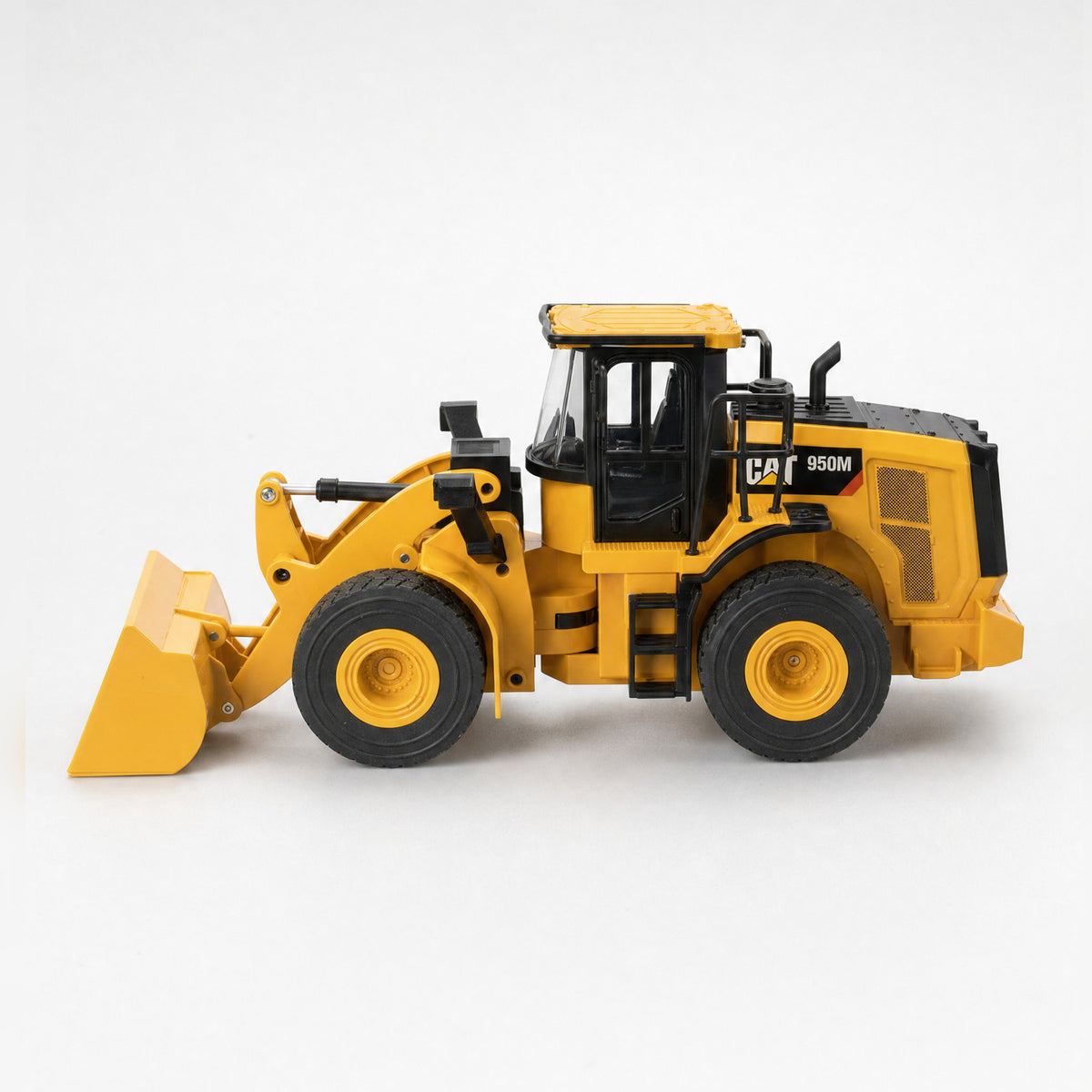CAT 950M wheel loader 1:24 RC — photo 4 of 9