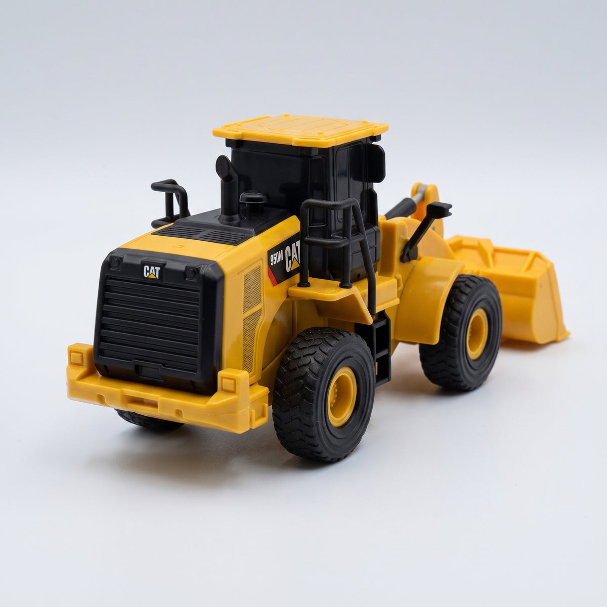 Mini CAT 950M wheel loader 1:64 RC — photo 4 of 6
