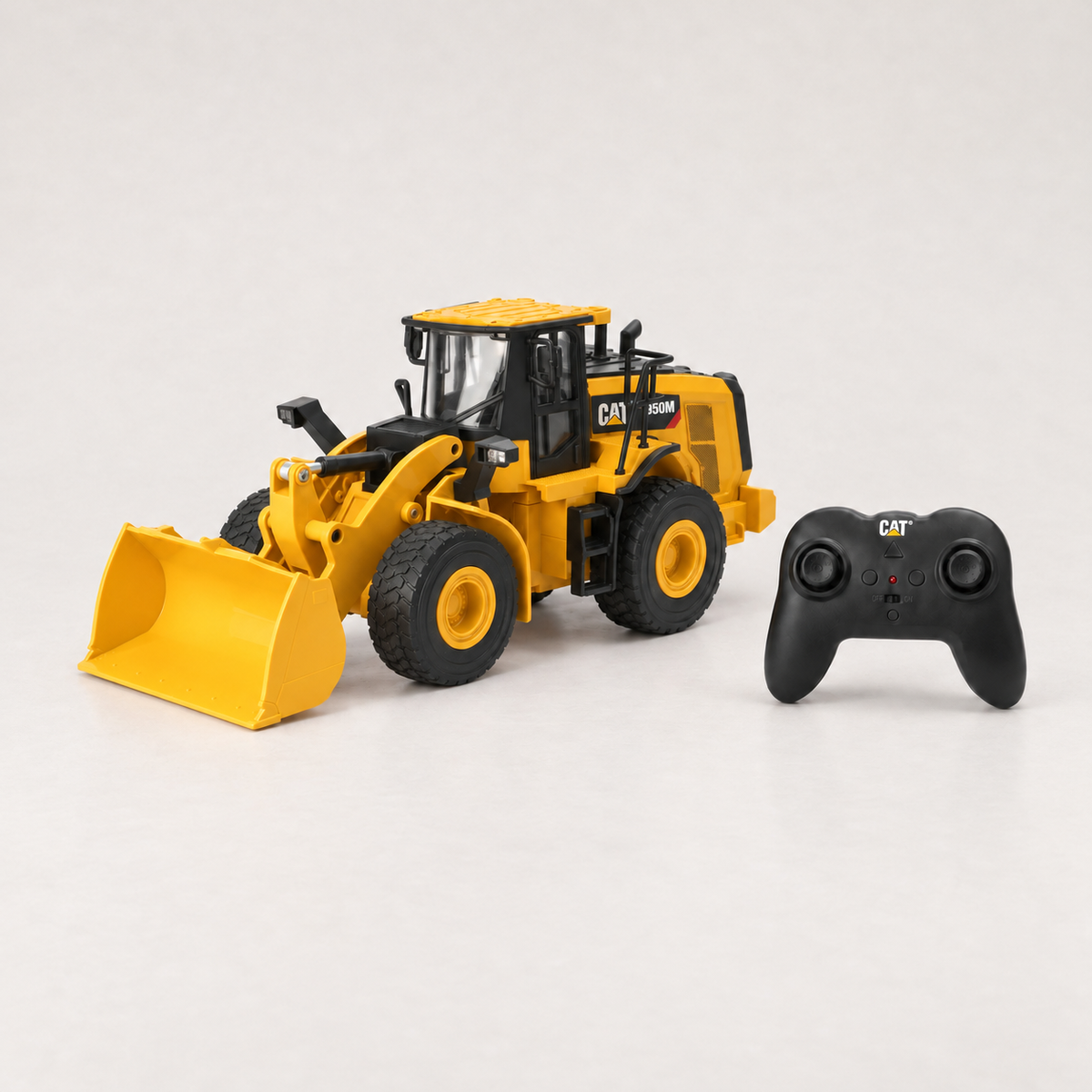 CAT 950M wheel loader 1:24 RC — machine with 2.4 GHz remote controller