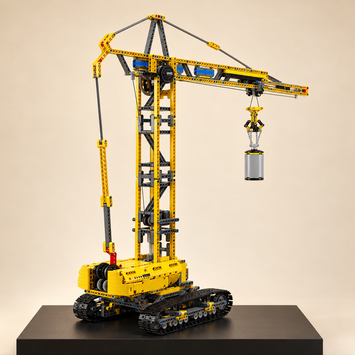 Mould King 17059 crawler tower crane building set — built model on display base, three-quarter view