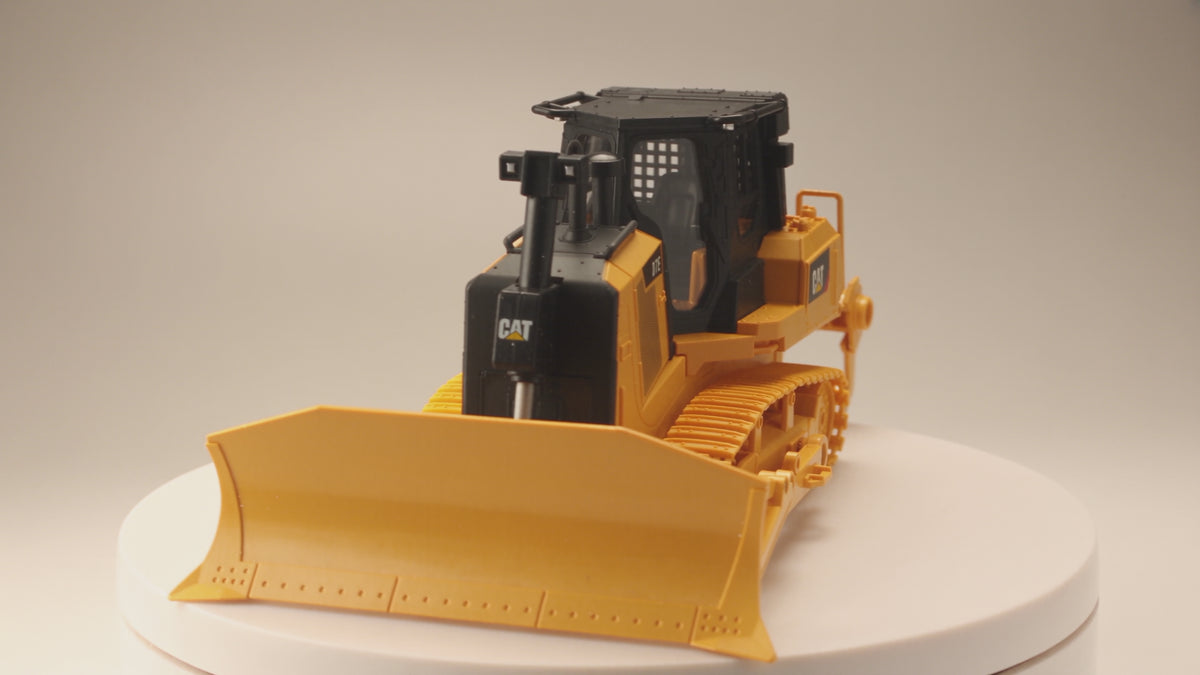 CAT D7E 1:24 radio control track-type tractor — video
