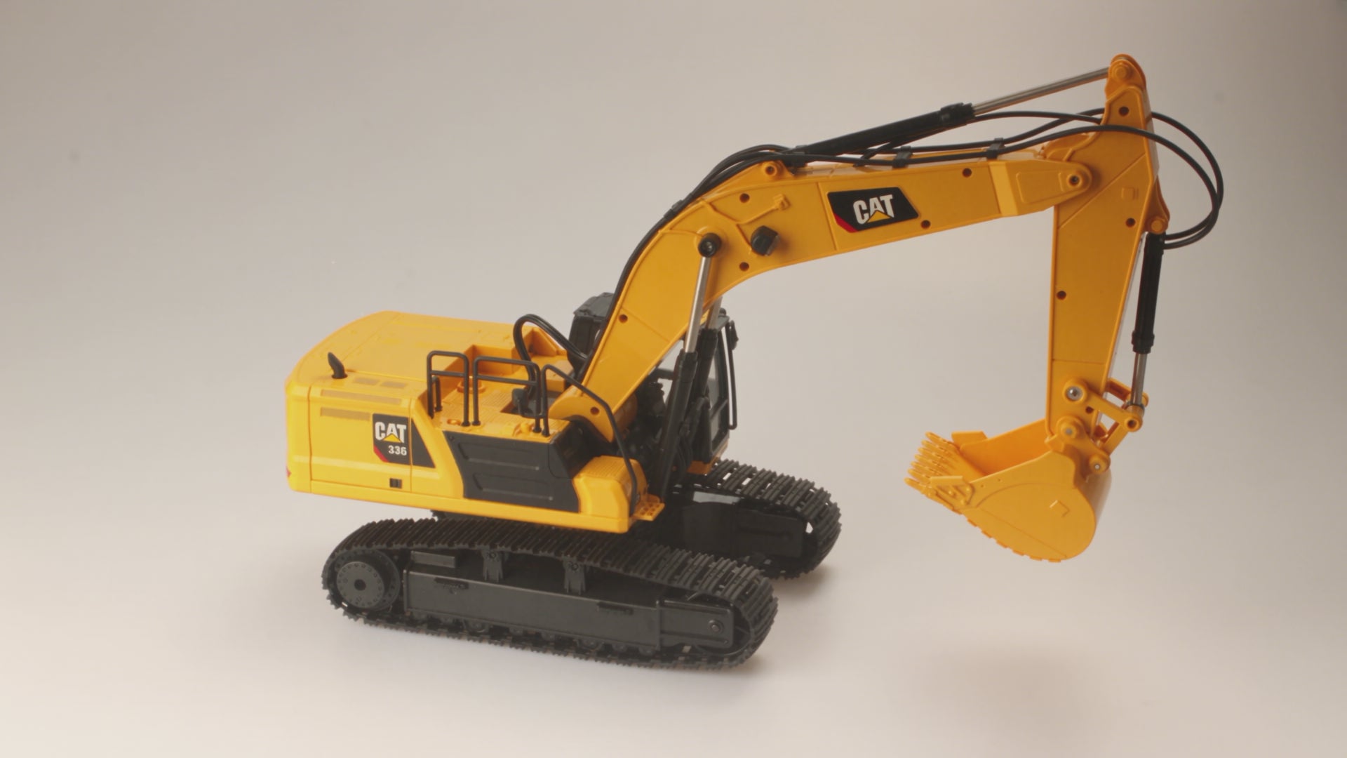 CAT 336 1:24 radio control excavator — video